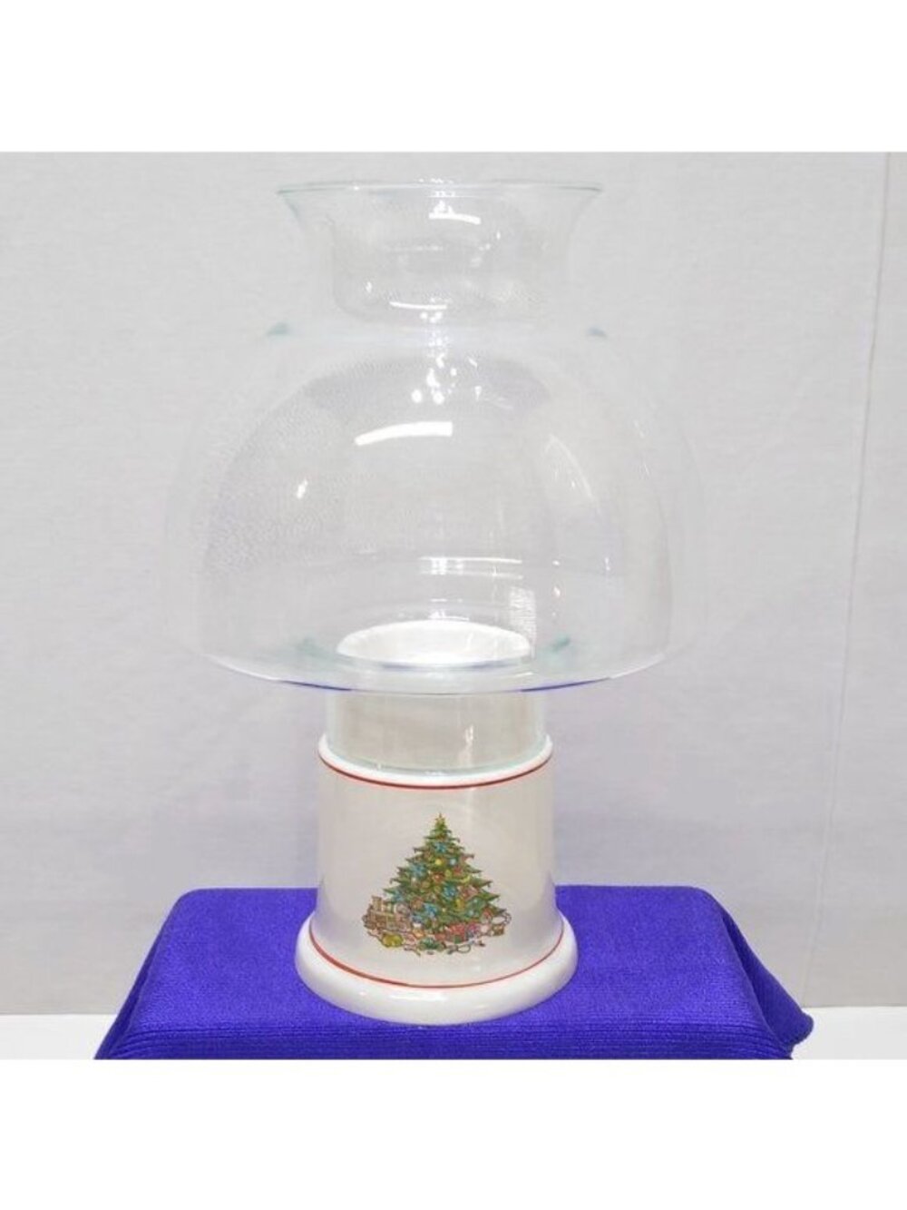 Classique Hurricane Lamp w/ Christmas Tree Embellishment Great Used Condition